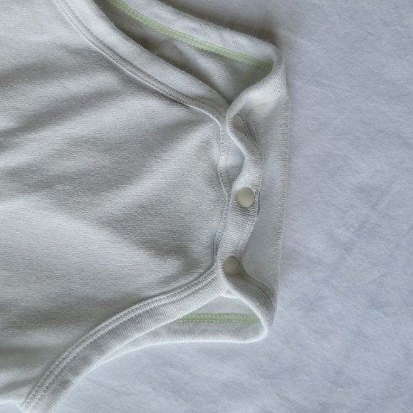 Bundle of 3 Uniqlo Baby Bodysuits - Picture 4 of 6